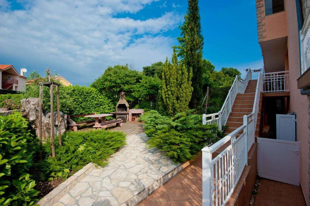 Apartments And Rooms Njivice Exterior photo